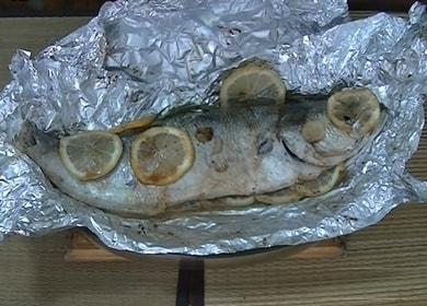 Paano matutunan kung paano magluto ng masarap na isda sa foil sa oven