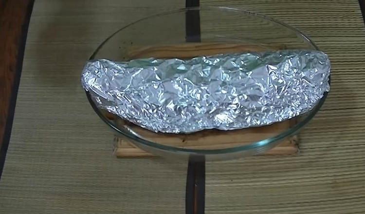 I-wrap ang mga isda sa foil at pumunta maghurno sa oven.