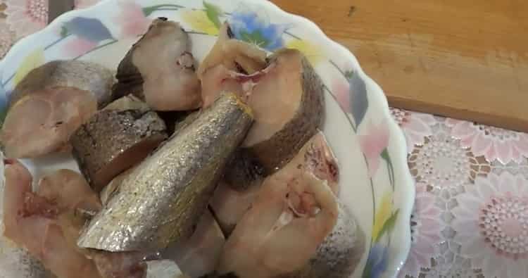 Para sa masarap na pagluluto ng isda ng hake, asin ang isda