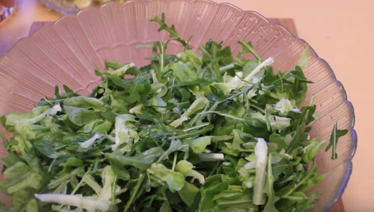 Pinagod lamang namin ang arugula gamit ang aming mga kamay.