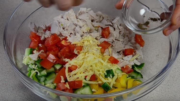 Pinagsasama namin ang lahat ng mga inihandang sangkap ng ulam sa isang mangkok ng salad, asin na may paminta, magdagdag ng tinadtad na bawang.