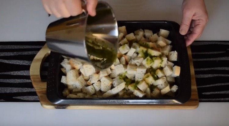 Ang nagresultang timpla ay natubigan ng hiwa ng tinapay sa isang baking sheet at ipinadala sa oven.