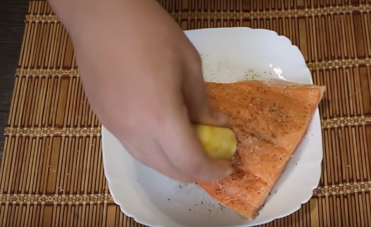 Asin at paminta ang isda, iwiwisik ng lemon juice.