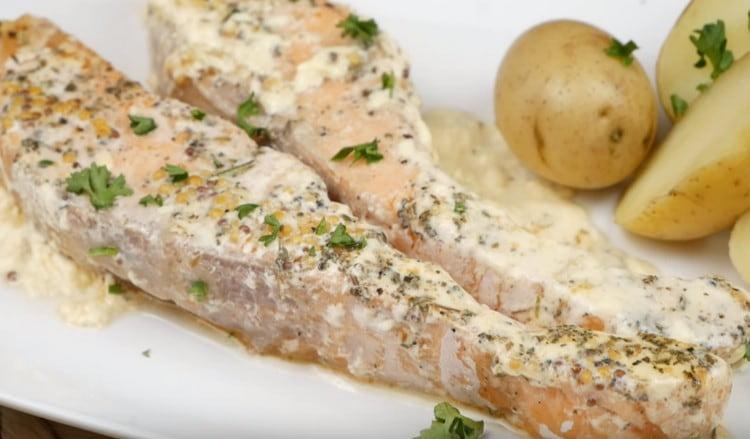 Ang salmon sa isang creamy sauce ay napaka makatas at malambot.