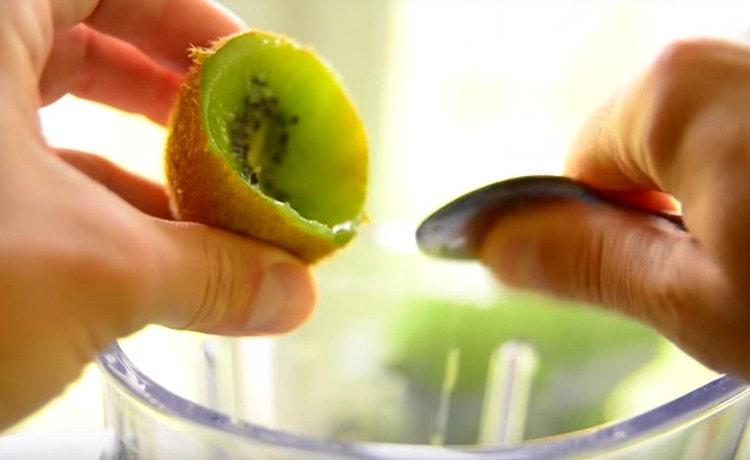 Sa isang kutsara, piliin ang laman mula sa kiwi at ipadala sa mangkok ng blender.