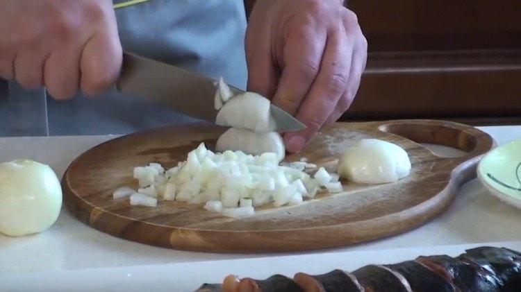 Grind ang sibuyas at ilagay ito sa sopas.