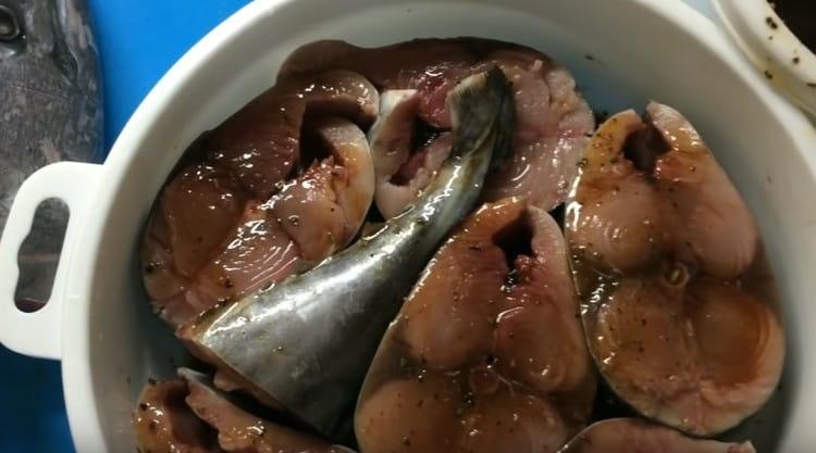 Iniiwan namin ang mga isda upang mag-atsara, at samantala, alisan ng balat at i-chop ang mga patatas.