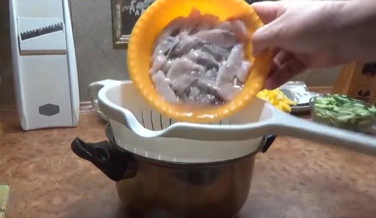 Itatapon namin ang mga isda sa isang colander, at pagkatapos ay ilipat ito sa isang malalim na mangkok.