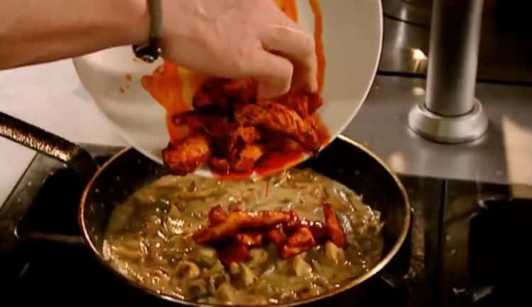 Upang magluto ng manok ng manok na stroganoff, pagsamahin ang mga gulay at karne