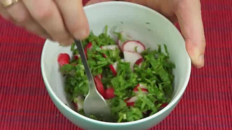 Upang makagawa ng mga sandwich na may abukado at pulang isda, ihalo ang mga sangkap