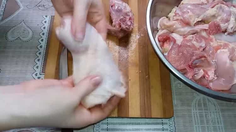 Upang gumawa ng manok ham sa bahay, i-chop ang karne