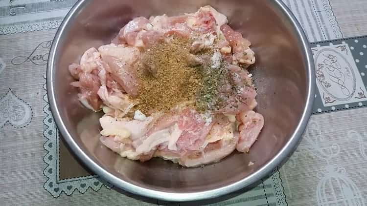 Upang makagawa ng hamon ng manok sa bahay, magdagdag ng mga pampalasa