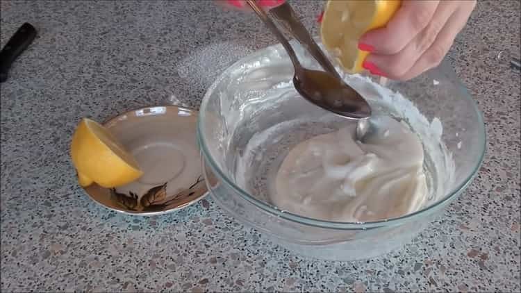 Upang makagawa ng cookie glaze, magdagdag ng lemon juice