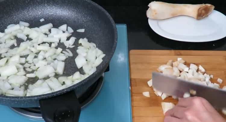 Ayon sa recipe para sa pagluluto ng isda, iprito ang mga sibuyas