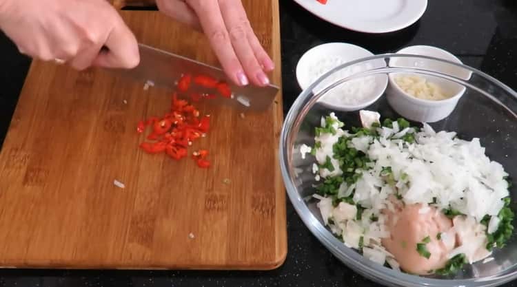 Upang makagawa ng mga dumplings ng Tsino, i-chop ang paminta