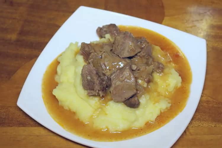 Ang masarap na beef goulash na luto sa isang mabagal na kusinilya ay handa na