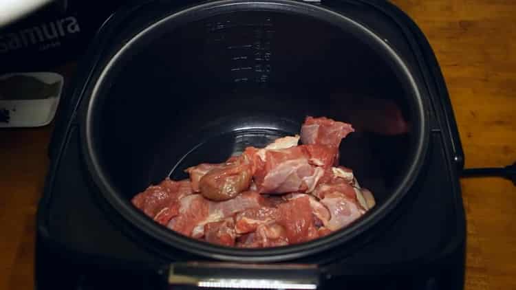 Upang lutuin ang beef goulash sa isang mabagal na kusinilya, iprito ang karne