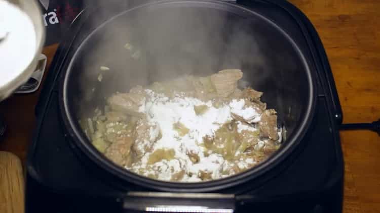 Upang makagawa ng beef goulash sa isang mabagal na kusinilya magdagdag ng harina