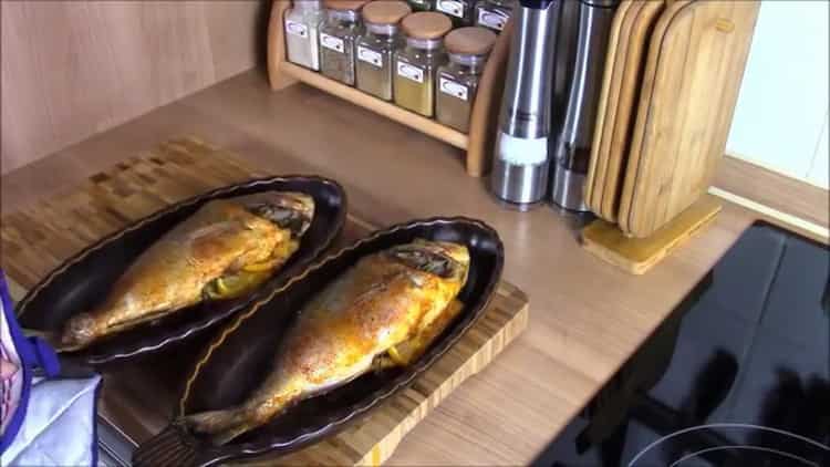 Painitin ang oven upang makagawa ng dorado