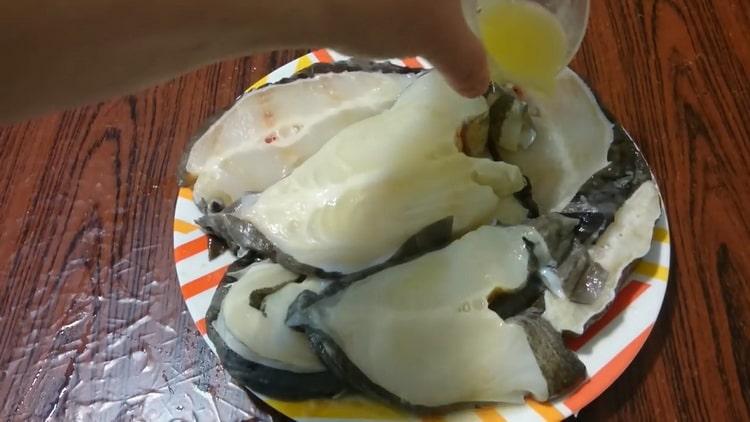 Upang maihanda ang steak na isda, maghanda ng lemon juice