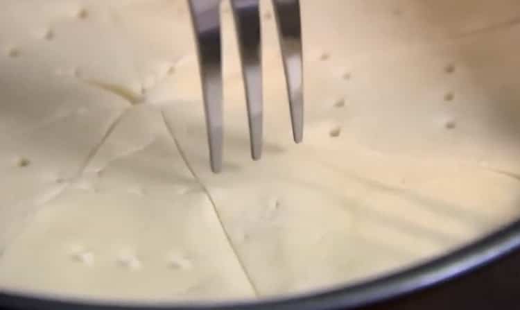 Upang makagawa ng isang shortcrust pastry pie, ilagay ang kuwarta sa amag