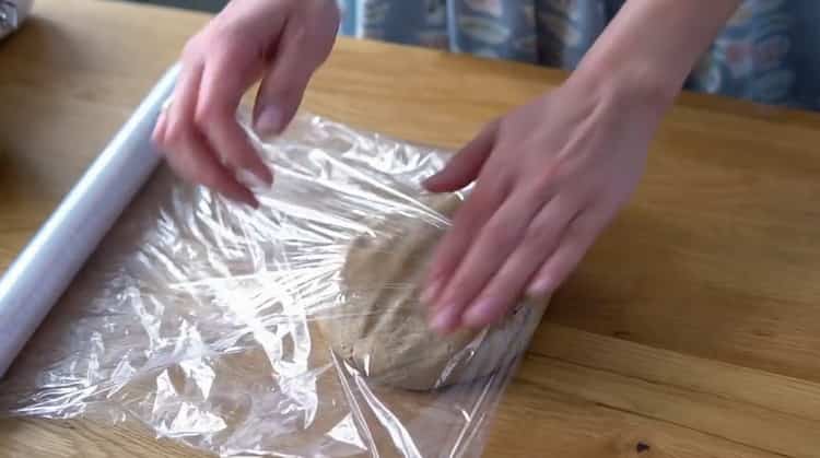 Upang makagawa ng cookies ng luya, ilagay ang kuwarta sa isang bag