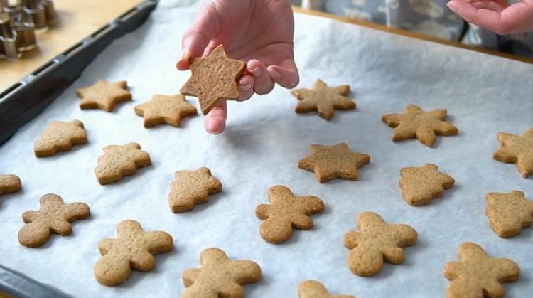 Upang gumawa ng cookies ng luya, maghurno ng cookies