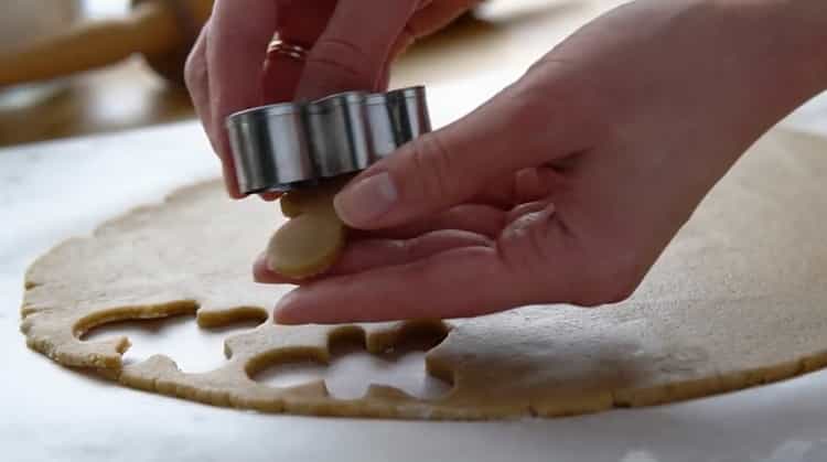 Hiwain ang masa upang makagawa ng cookies ng luya