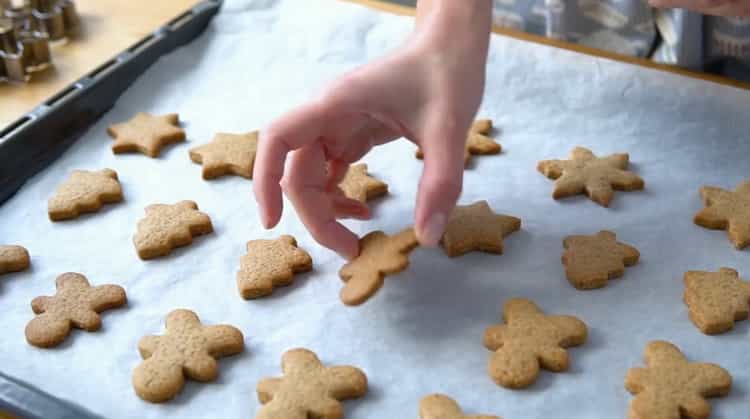 Painitin ang oven upang makagawa ng cookies ng luya.