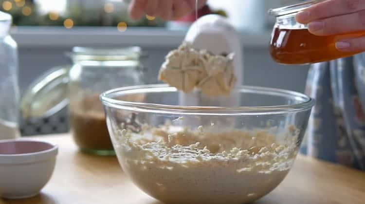 Magdagdag ng honey upang gumawa ng cookies ng luya.