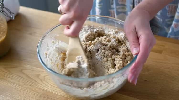 Knead ang kuwarta upang gumawa ng cookies ng luya.