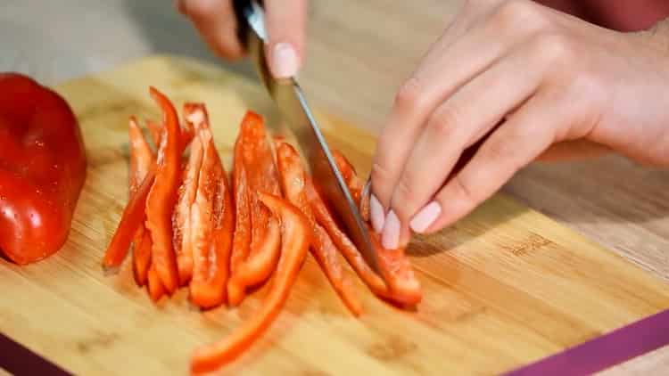 Upang makagawa ng mga quesadillas ng manok, i-chop ang paminta