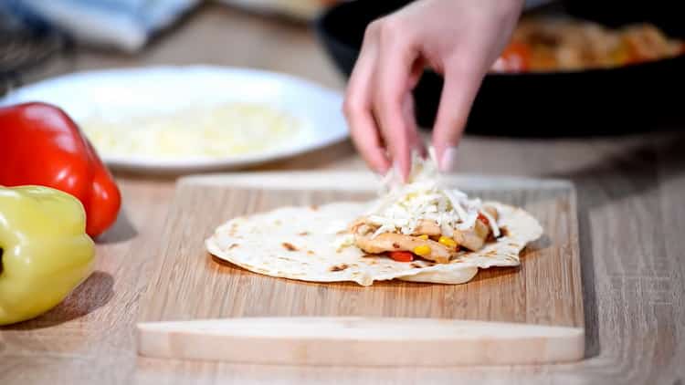 Upang makagawa ng mga quesadillas ng manok, ilagay ang pagpuno sa tortilla