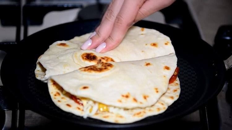 Upang makagawa ng quesadilla ng manok, iprito ang tortilla