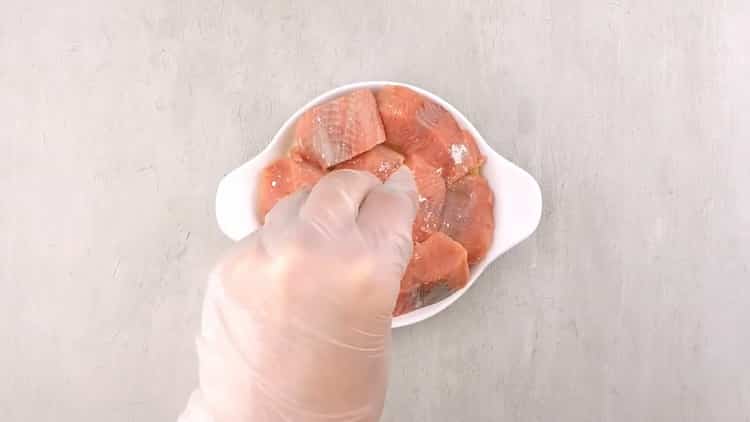 Ayon sa recipe, upang ihanda ang chum sa oven, ilagay ang isda sa isang magkaroon ng amag