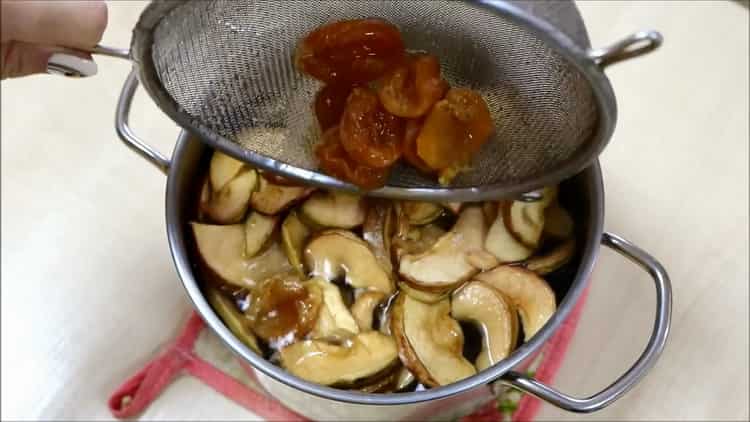 Banlawan ang mga sangkap upang makagawa ng pinatuyong apple compote