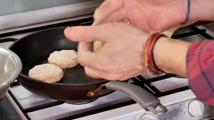 Upang magluto ng mga cutlet ng pike, painitin ang kawali