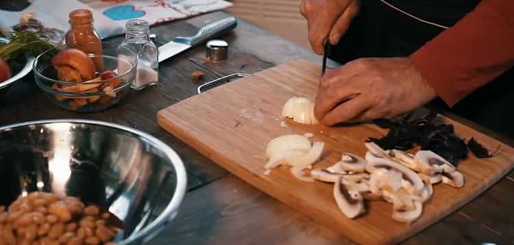 Upang lutuin ang buong kuneho sa oven. tumaga ang sibuyas