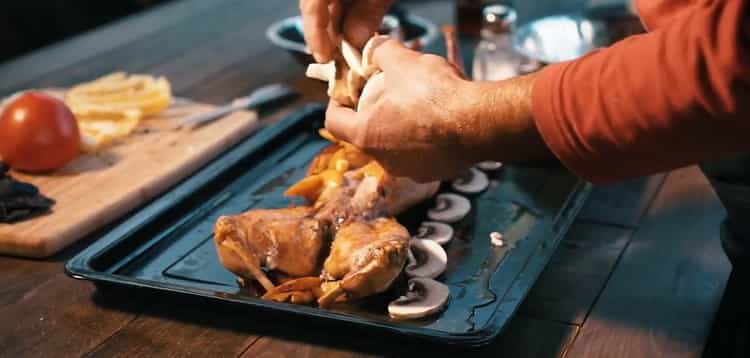 Upang lutuin ang buong kuneho sa oven. maglagay ng mga kabute sa isang baking sheet