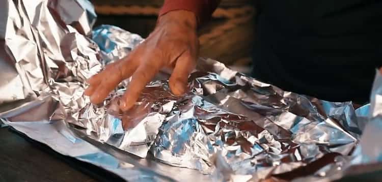 Upang lutuin ang buong kuneho sa oven. ihanda ang foil