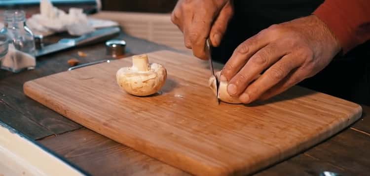 Upang lutuin ang buong kuneho sa oven. tumaga kabute