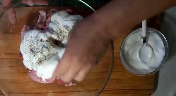 Upang magluto ng isang kuneho sa kulay-gatas sa oven, magdagdag ng kulay-gatas