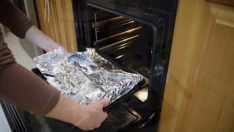 Upang maghurno ng isang kuneho sa foil, pasanin ang oven