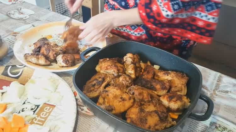 Upang magluto ng isang nilagang kuneho na may mga gulay, ilagay ang karne sa isang baking sheet