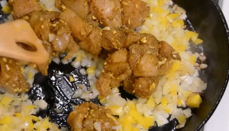 Upang makagawa ng curry ng manok ayon sa recipe, magdagdag ng karne sa mga gulay