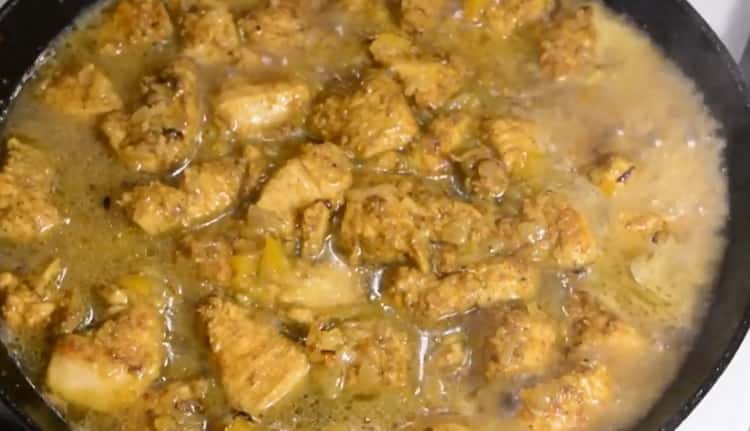 Upang makagawa ng curry ng manok ayon sa recipe, magdagdag ng tubig