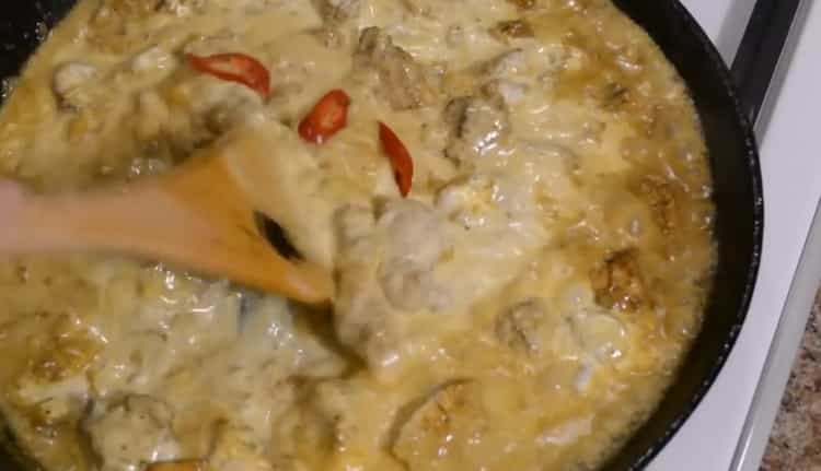 Upang makagawa ng curry ng manok ayon sa recipe, magdagdag ng kulay-gatas