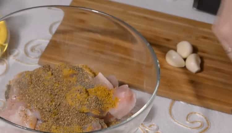 Upang makagawa ng curry ng manok ayon sa recipe, maghanda ng pampalasa