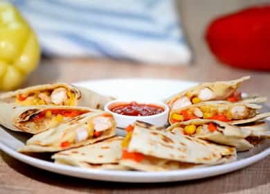 Mexican Quesadilla na may manok - simple, maganda at napaka-masarap