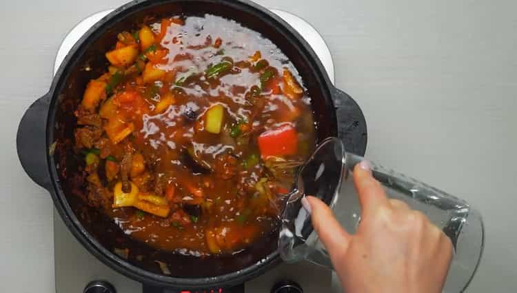 Upang ihanda ang beef lagman, ihanda ang mga sangkap